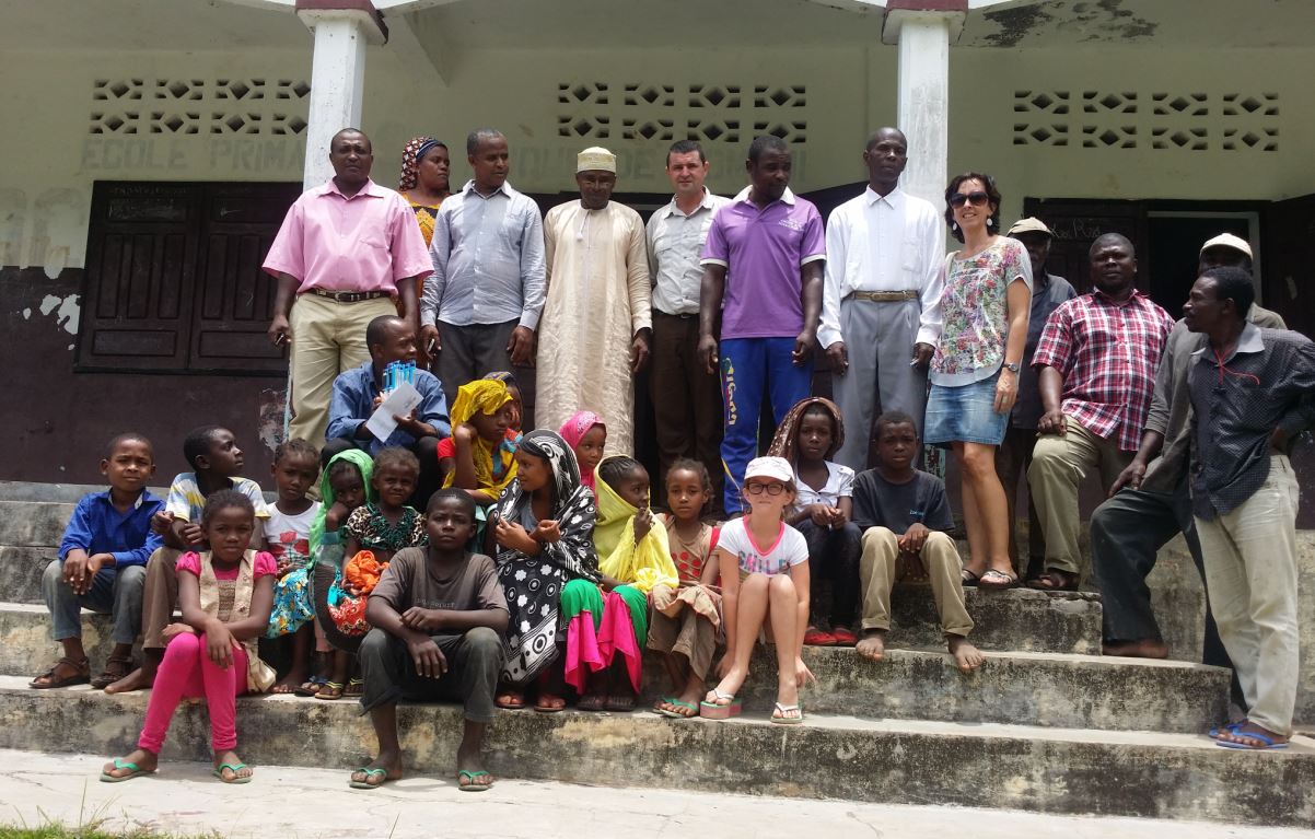 Accompagnée du commissaire à l'éducation, la jeunesse et les sports, remise de dons et matériel scolaire à l école primaire de Domoni. Présence des directeurs et parents d'élèves.