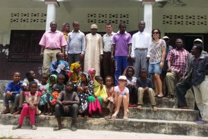 Accompagnée du commissaire à l'éducation, la jeunesse et les sports, remise de dons et matériel scolaire à l école primaire de Domoni. Présence des directeurs et parents d'élèves.